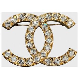 Broche Chanel CC dorado Dorado