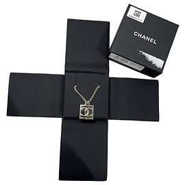 Collar Chanel cuadrado CC Dorado