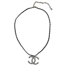 Collier Chanel CC en métal doré et cuir noir Argenté