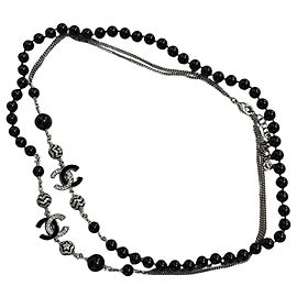Collar Chanel de metal plateado y perlas negras logo CC Negro