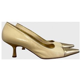 Escarpins Chanel dourados T.37 Bege