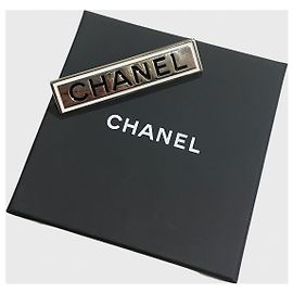 Broche rectangular Chanel en metal dorado con grabado negro Dorado