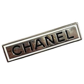 Broche rectangular Chanel en metal dorado con grabado negro Dorado