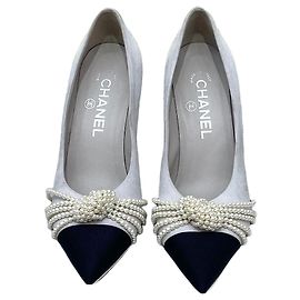 Saltos Chanel com Pérolas de Bico Fino Couro 36.5 Multicor