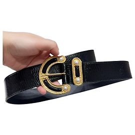 Ceinture Chanel en cuir noir avec boucle CC et perle Multicolore