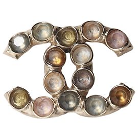 Chanel Broche CC en pierres précieuses multicolores Multicolore