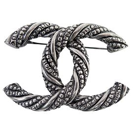 NEW CHANEL LOGO CC BROOCH U63062 IN RUTHENIUM METAL 2025 NEW SILVER BROOCH Silvery