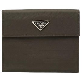 Carteira bi-fold Prada com placa de logótipo triângulo Verde
