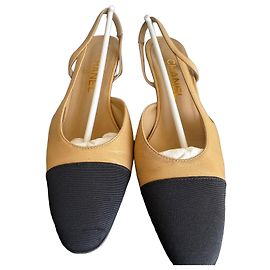 Chanel Escarpins Slingback bicolores à talon bloc Noir Beige
