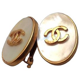 Boucles d'oreilles Chanel CC en nacre et métal doré Blanc Doré