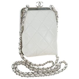 Bolsa de Ombro CHANEL Matelasse com Corrente em Pele de Cordeiro Branca Prateada CC Auth 200768M Prata Branco