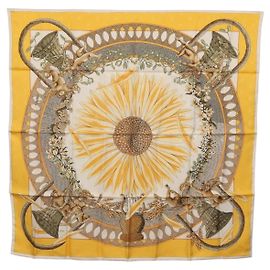 Hermès Lenço HERMES Carre 90 em Seda Amarelo Auth 198387M Amarelo