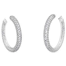 Orecchini a cerchio "Tube", Chaumet, oro bianco e diamanti. Altro