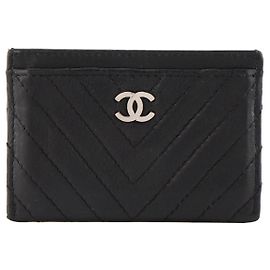 CHANEL - Tarjetero Classic/Timeless Chanel en piel chevron negra Negro