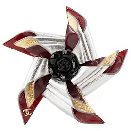 CHANEL - Broche Moulin Chanel em couro bordô e prateado Prata