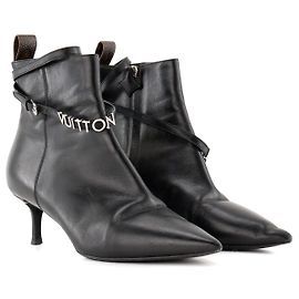 LOUIS VUITTON - Louis Vuitton Absatzstiefeletten aus glattem schwarzem Leder (T38) Schwarz
