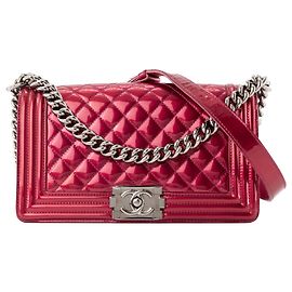 CHANEL - Bolsa de ombro Boy em couro envernizado rosa Rosa