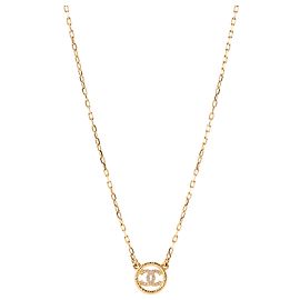 CHANEL - Colar CC Round Chanel em metal dourado com strass Dourado
