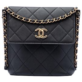 Bolsa Crossbody Hobo com Aba em Pele de Bezerro Matelassé Small Chanel Preta com Corrente Preto