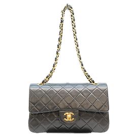 Borsa a tracolla Chanel in pelle d'agnello matelassé nera Nero