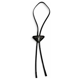 Collar de lazo bolo Prada en piel charol con placa triangular Negro