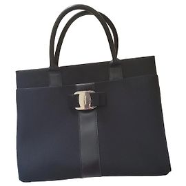 Salvatore Ferragamo Saco tote em tecido preto com fecho Vara Preto
