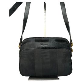 Salvatore Ferragamo Bolso bandolera con solapa Vintage Ferragamo Finales de los 90 Negro Dorado Negro