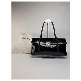 Salvatore Ferragamo Sac à main structuré Vintage Ferragamo en cuir verni avec poignée supérieure Fin 1990s Black Noir