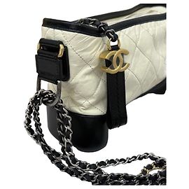 Saco de ombro Chanel Gabrielle em couro matelassé branco e preto Preto Bege
