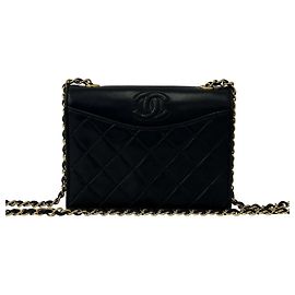 Bolsa de ombro Chanel Matelassé em pele de cordeiro preta Preto