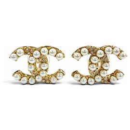 Boucles d'oreilles clips Chanel dorées avec perle éco et strass Doré