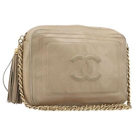 Bolsa de Ombro com Corrente CHANEL em Couro Bege Detalhes Dourados CC Auth 204639A Bege Outro