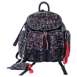 Mochila Chanel Fall 2017 Ready-to-Wear Astronaut Essentials em tweed e nylon Outro