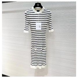 Vestido Chanel Listrado de Algodão com Detalhe Cut Out Multicor