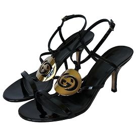 Gucci Sandalen aus schwarzem Lackleder mit GG-Interlocking Schwarz Golden