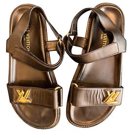 Chinelos Louis Vuitton em pele preta com logótipo LV Outro