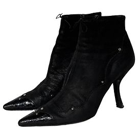 Prada Stiefeletten aus schwarzem Leder mit Krokodilmuster an der Zehenkappe Schwarz