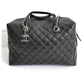 Chanel Bolsa Bowling Feather Weight em Couro Matelassê Preto