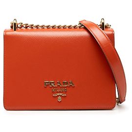 Prada Saffiano Schultertasche mit Kette Orange