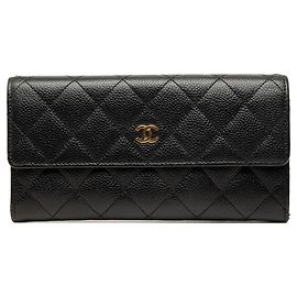 Cartera larga con solapa Chanel CC en piel caviar acolchada negra Negro