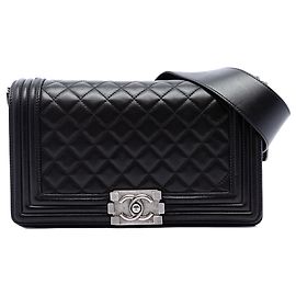 Borsa a tracolla Chanel Boy Flap in pelle d'agnello matelassé, nera, dimensione Old Medium Nero