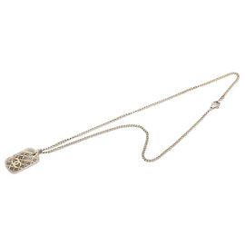 Colar pingente dog tag acolchoado em latão CC Chanel prateado Prata