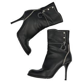 Christian Dior Botines Dior de piel negra de tacón alto con dijes Negro