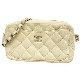 Bolsa de Ombro com Corrente Chanel Matelassé Cru