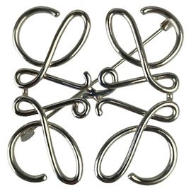 Broche Loewe Anagram em metal prateado Prata