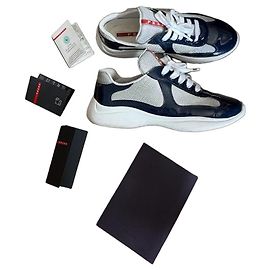 Prada Sneaker aus Lackleder und Mesh Weiß Grau Dunkelblau