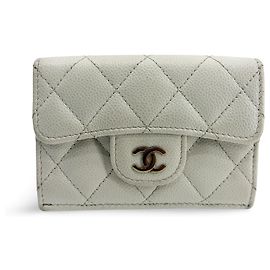 Tarjetero Chanel Classic Flap de piel caviar acolchada Blanco