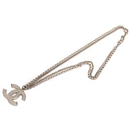 Chanel CC Anhänger-Halskette aus silberfarbenem Messing mit Doppelkette Silber