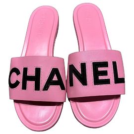 Chanel Ciabatte in pelle rosa con logo Rosa