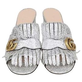 Mules Gucci GG Marmont con frange in pelle foil argento Argento